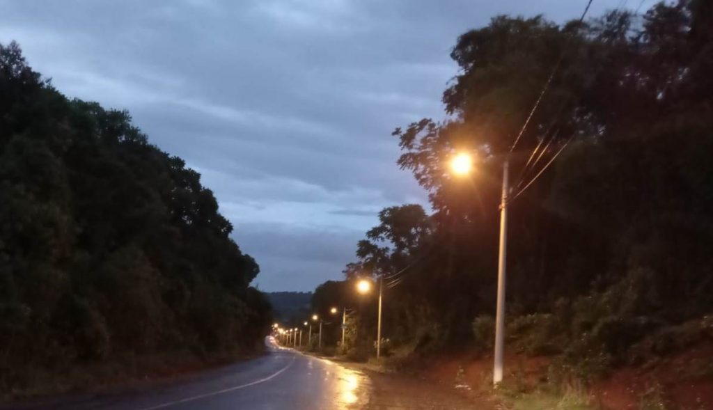 Após queixa de morador prefeitura troca lâmpadas queimadas na Rua Dr