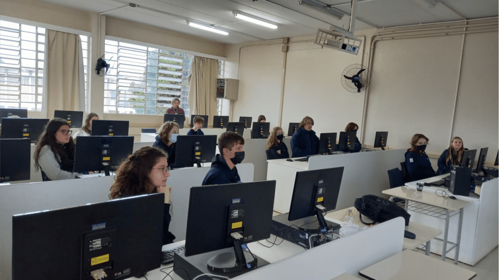 Alunos do Ensino Médio da URI visitam o Curso de Arquitetura e