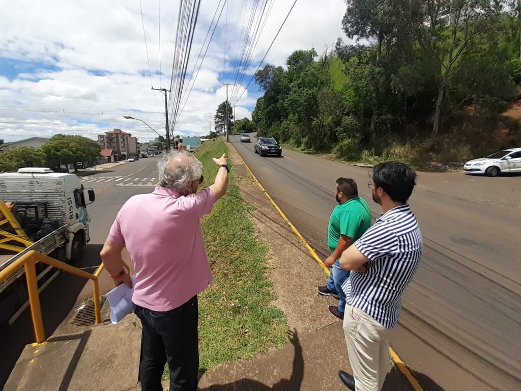 Meu Bairro Melhor realiza instalação de guarda corpo no acesso ao