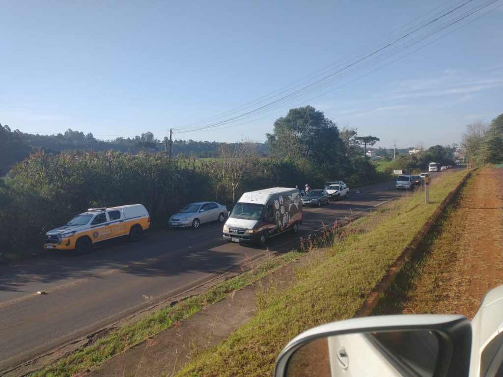 Acidente Envolvendo Quatro Carros Congestiona Tr Nsito Na Ers