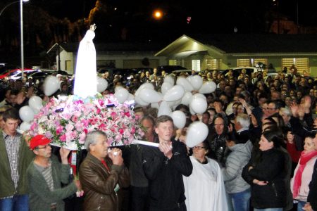 Romeiros de Fátima rezam pela paz