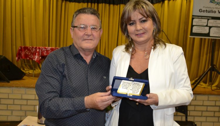 Gisele Maria Tonin da Costa recebeu uma placa de Elgido Pasa