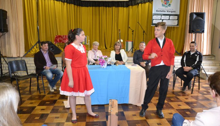 Leiturilda e Leiturildo fizeram a divulgação da Feira do Livro