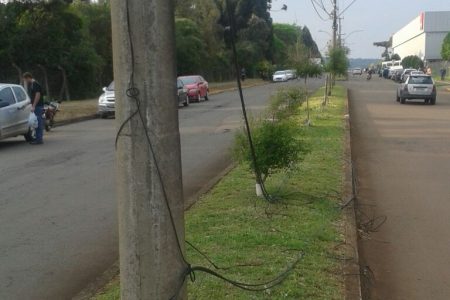 Fiação caída, pendurada em postes e invadindo asvias