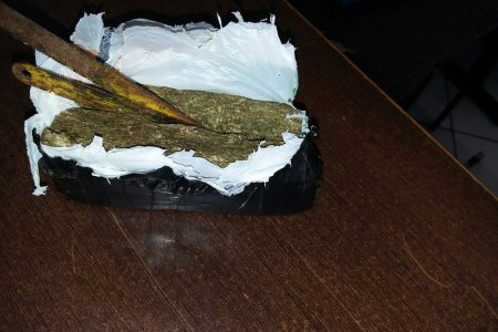 Indivíduos arremessam drogas e serras para o interior do presídio em Erechim