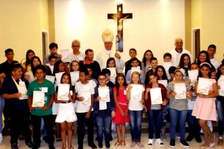 Dom José celebra missa com crismas na igreja N. Sra. Aparecida do Progresso