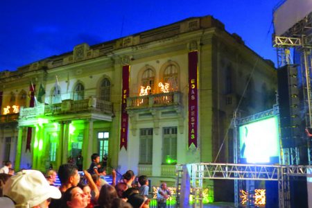 Administração terceiriza o Natal