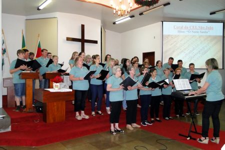 Corais emocionam fiéis em culto ecumênico de Natal