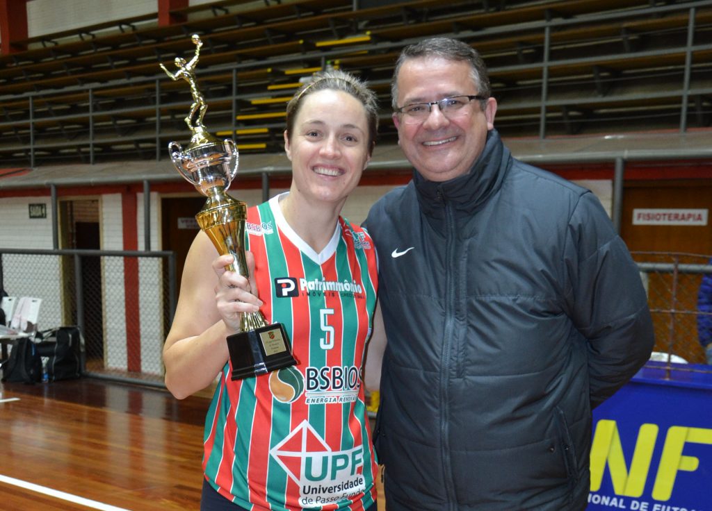 Lauri Pavan entrega taça de campeão à capitã da equipe BSBios UPF