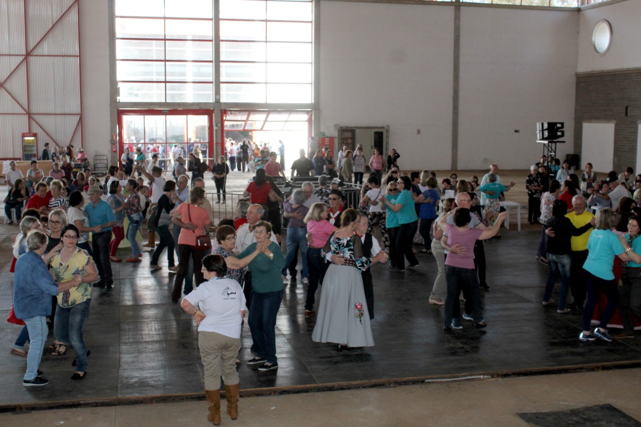 Tarde Cultural da Terceira Idade no Acampamento Farroupilha recebe muitas pessoas