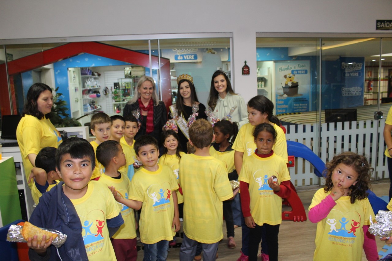 Clube do Comércio leva crianças da Creche Recriando a Vida  ao Play Kids do Master Sonda Shopping