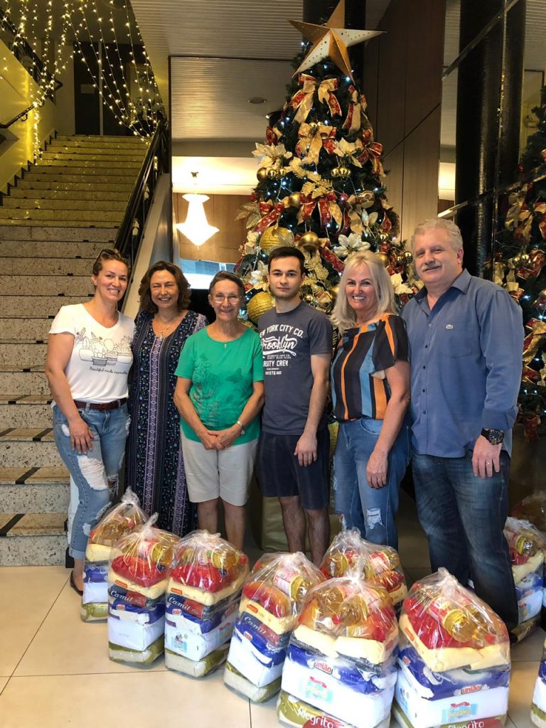 Clube do Comércio entrega 55 cestas básicas para o Cantinho da Luz
