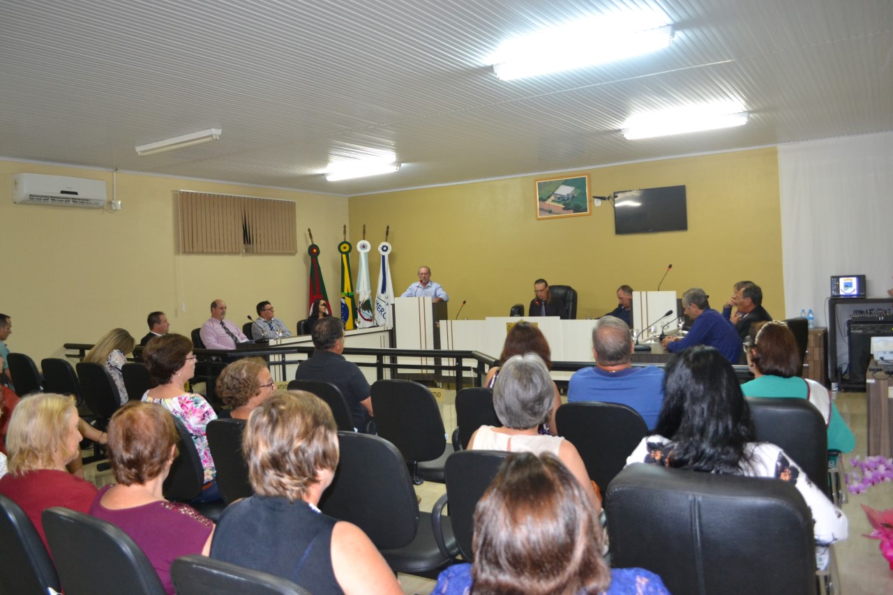 Sessão Solene presta homenagem à primeira rainha regional da terceira idade de Cruzaltense