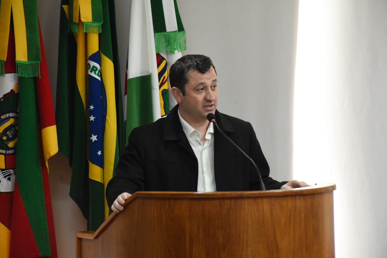 Vereador Dal Zotto solicita parecer sobre instalação de placas de rua do município