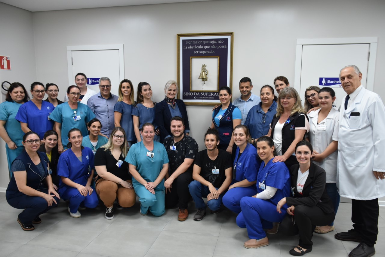 Clube do Comércio do “Sino da Superação” ao setor de oncologia do Hospital Santa Terezinha