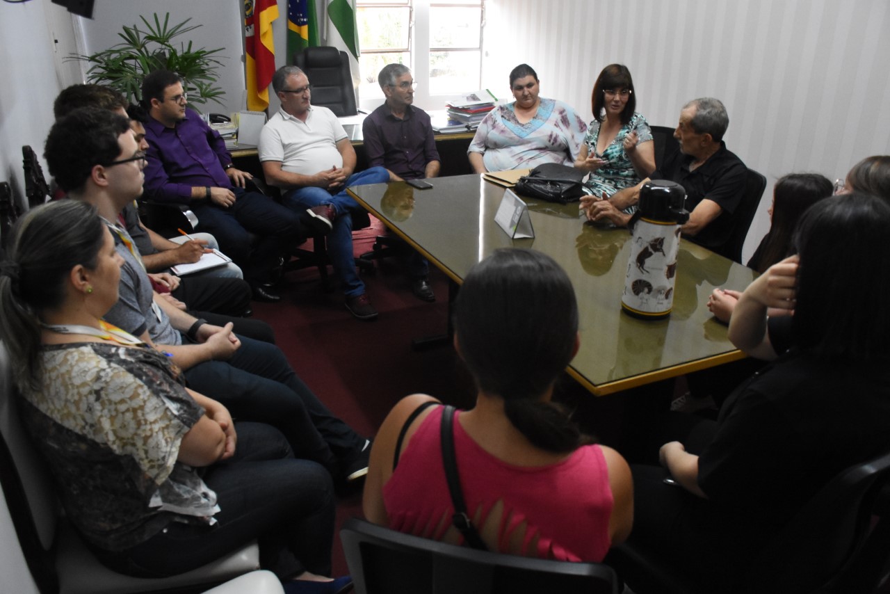 Junto a vereadores, comunidade se mobiliza contra o fechamento da Escola Antônio Burin