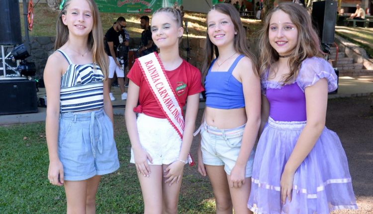 thumbnail_Rainha Infantil Heloisa Onofre com amigas no carna Galo 2020