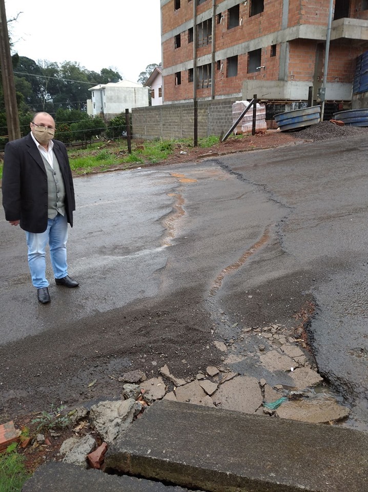 Vereador Rossetto solicita ao Poder Executivo o conserto da Rua Domingos Berto