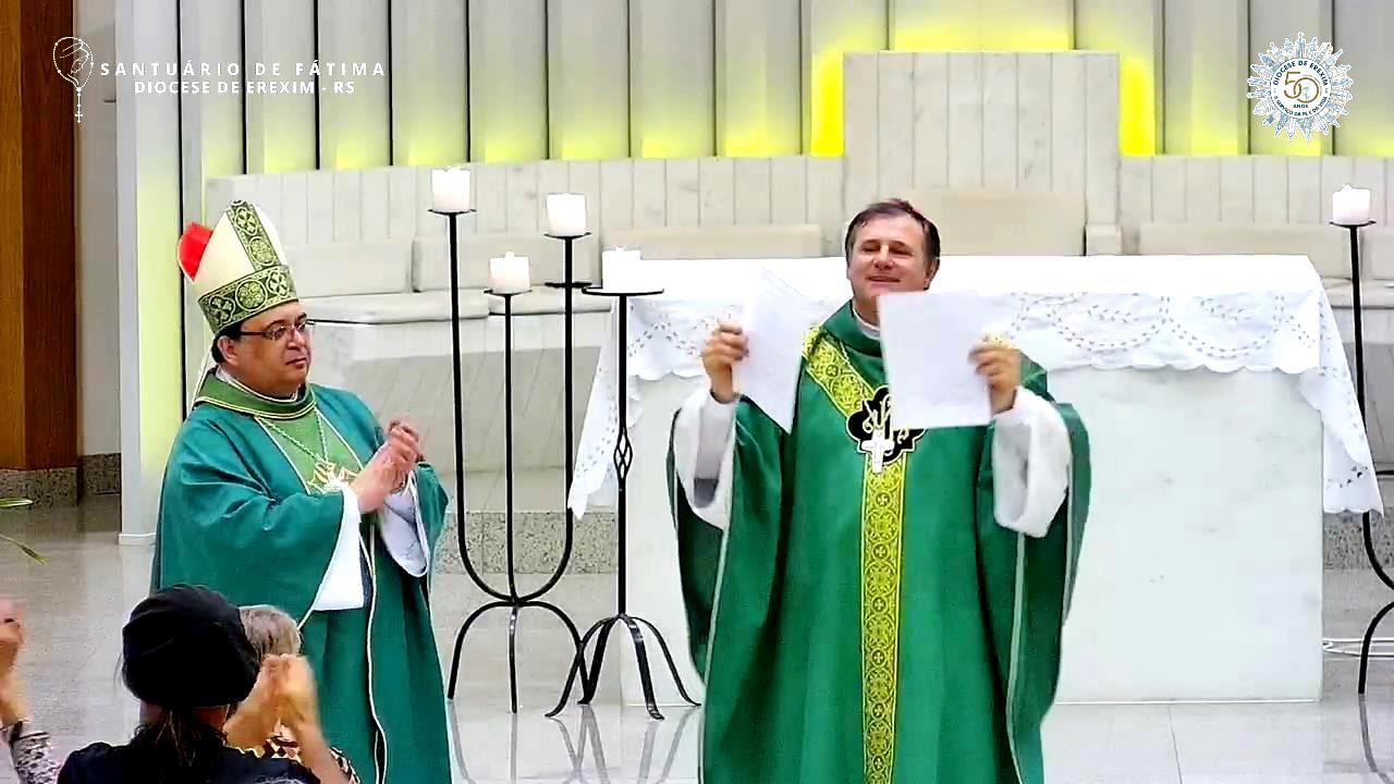 Fé Tricolor. Pequeno Romero, filho de cônsul do Grêmio, recebe 1º batismo  na capela da Arena - Notícias - Terceiro Tempo