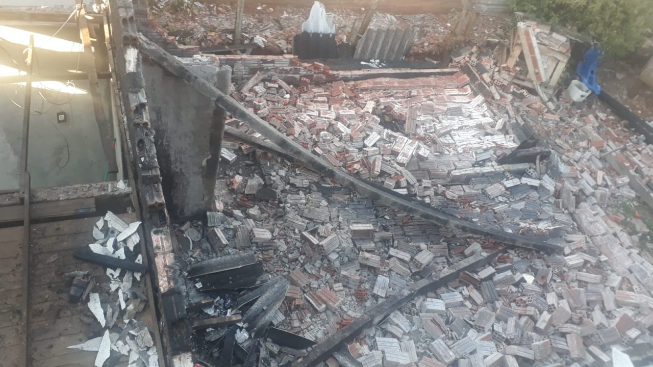 AU Online - INCÊNDIO Casa pega fogo no centro de Erechim   =10354:casa-pega-fogo-no-centro-de-erechim