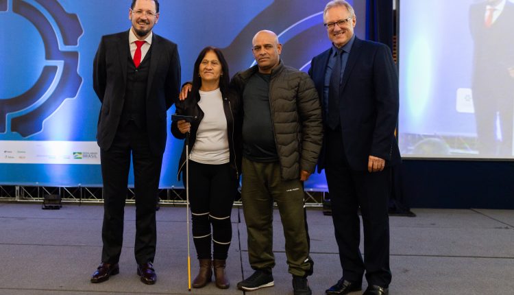 Adeve recebe um exemplar do audiolivro