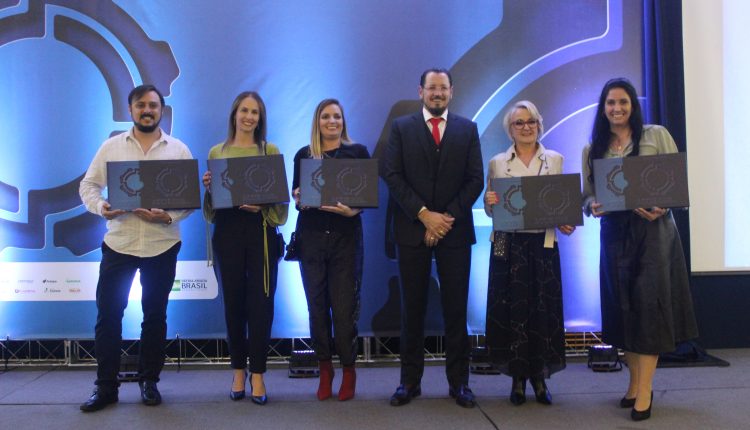 Parte da Equipe do livro com o presidente da ACCIE, Fábio Vendruscolo