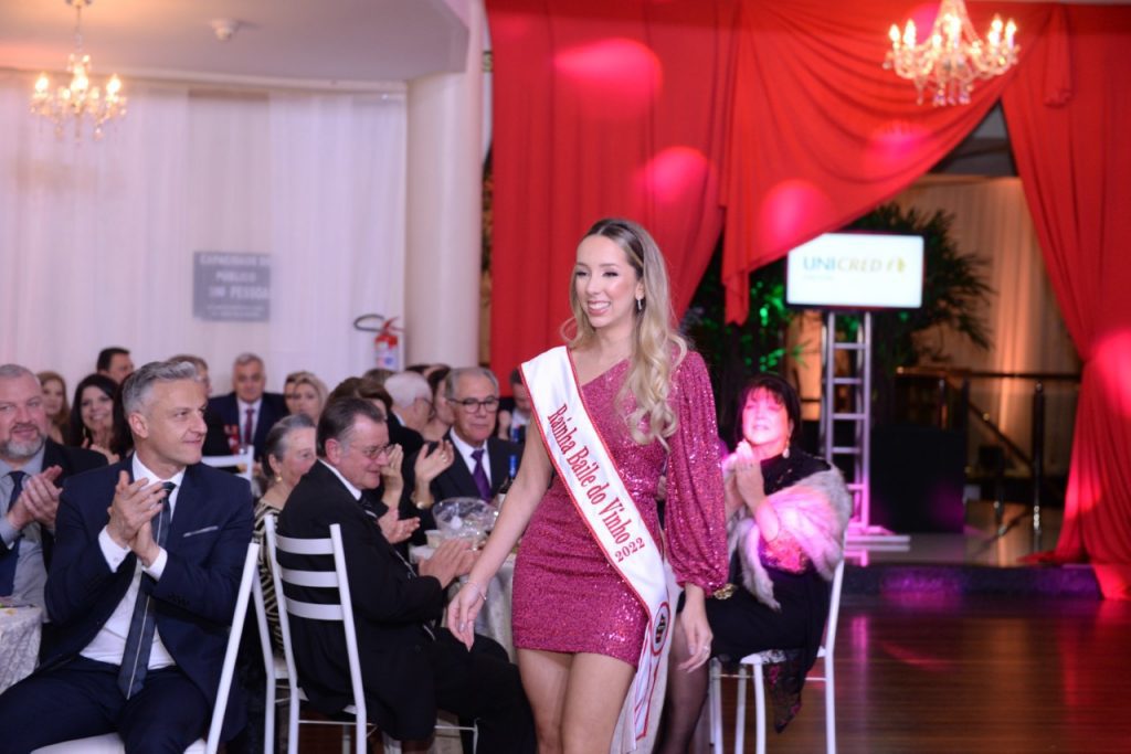 thumbnail_Rainha do 41º Baile do Vinho do CER Atlântico, Ana Maria Copetti Vendruscolo