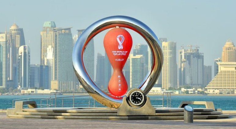 Símbolo da copa do Catar com a cidade de Doha em 2º plano