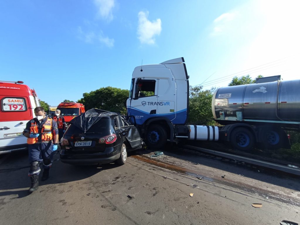 Acidente entre caminhão e dois carros deixa duas pessoas mortas na BR-153,  em Erechim, Rio Grande do Sul