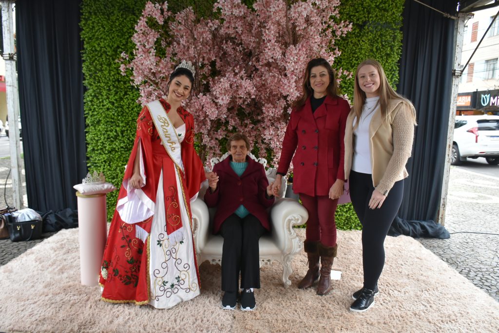 Pessoas de todas as idades foram conhecer de perto a Rainha Nathália