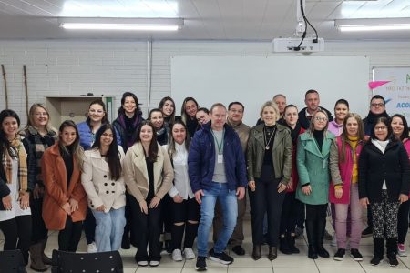 Professora da URI ministra palestra na APAE de Erechim