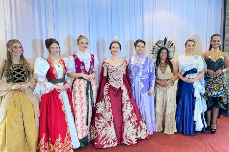 Evento de apresentação dos trajes oficiais da Corte  da Frinape 2024 destaca glamour e tradição