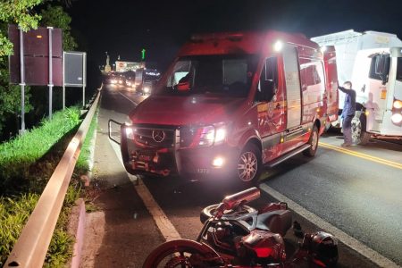 Carro e moto se envolvem em acidente próximo ao trevo do bairro Atlântico, em Erechim