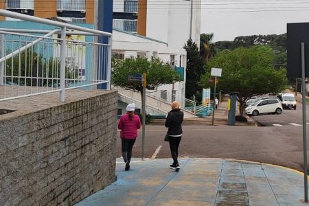 Pessoas precisaram se agasalhar com o frio de 11ºC em Erechim