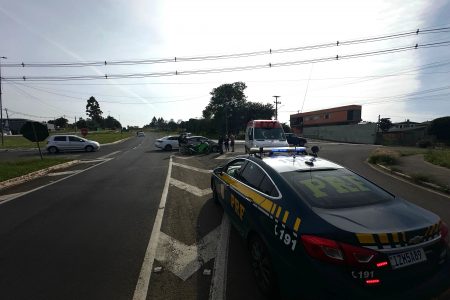 Colisão entre carro e moto no trevo do Bairro Atlântico em Erechim