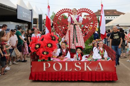 Cultura Polonesa Encanta com Wycinanka e Cores da Primavera na Frinape 2024