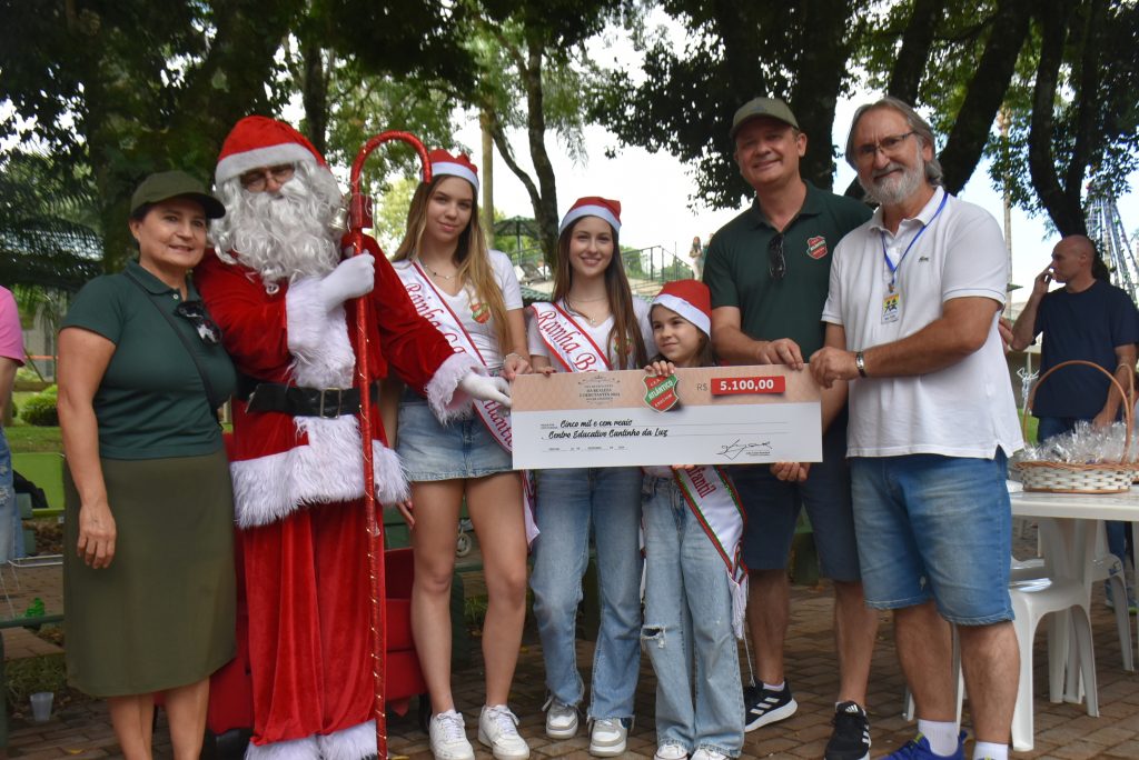 Entrega da doação ao Centro Educativo Cantinho da Luz