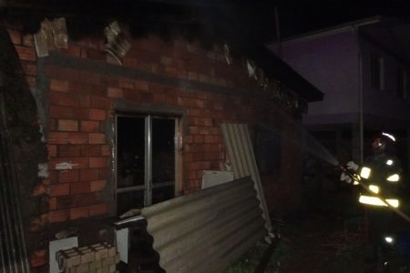 Bombeiros voluntários controlam fogo em residência no bairro Rio Novo em Aratiba