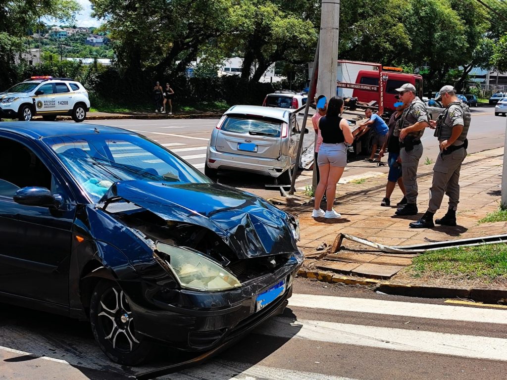 Colisão na Rua Pernambuco deixa motoristas feridos próximo à Piscina Clube