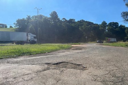 Empresários e motoristas reclamam dos buracos no trevo da Transbrasiliana com ERS 135