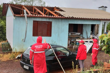 Vendaval causa destelhamento de casas em São Valentim e Benjamin Constant do Sul