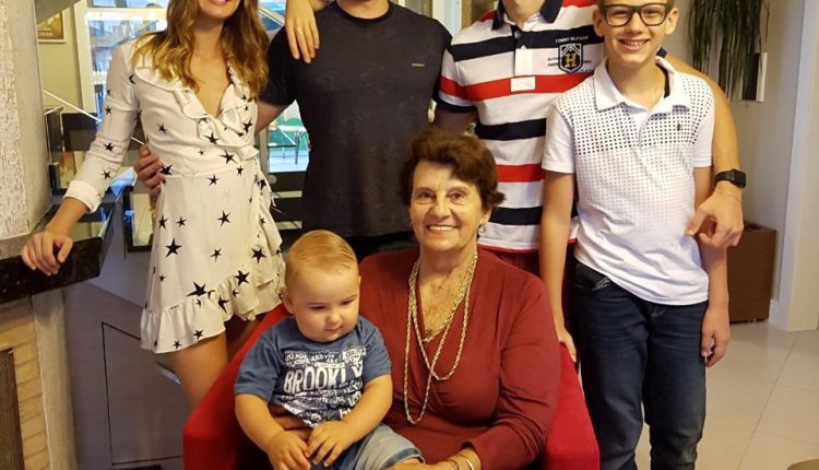 Foto 2 – Marta com o irmão Bruno os primos Victor e Pedro Balestrin e Murilo Bez e a avó Claudina Bez
