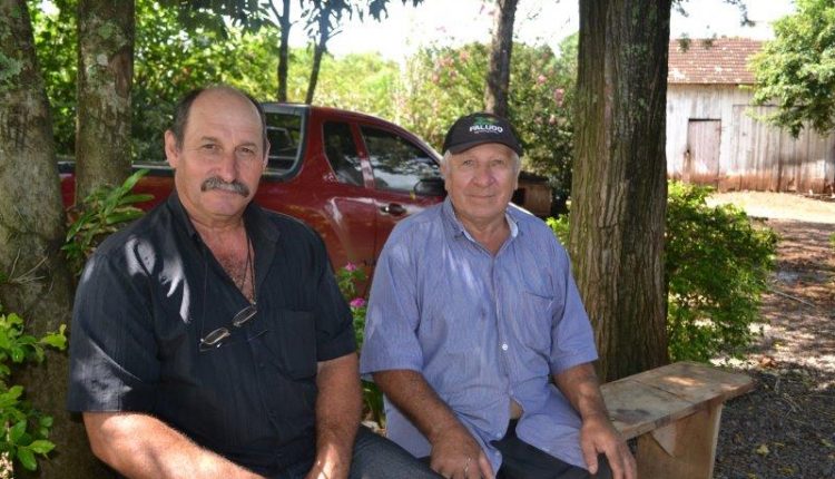 thumbnail_Secretário da Agricultura Moacir Rochemback e o agricultor Estanislau Wilk