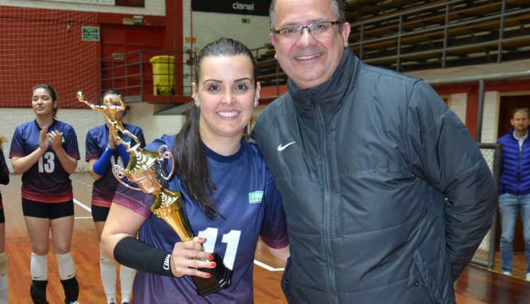 Lauri Pavan entrega taÃ§a de vice-campeÃ£ Ã  capitÃ£ da equipe FMEC ConcÃ³rdia APAV (1)