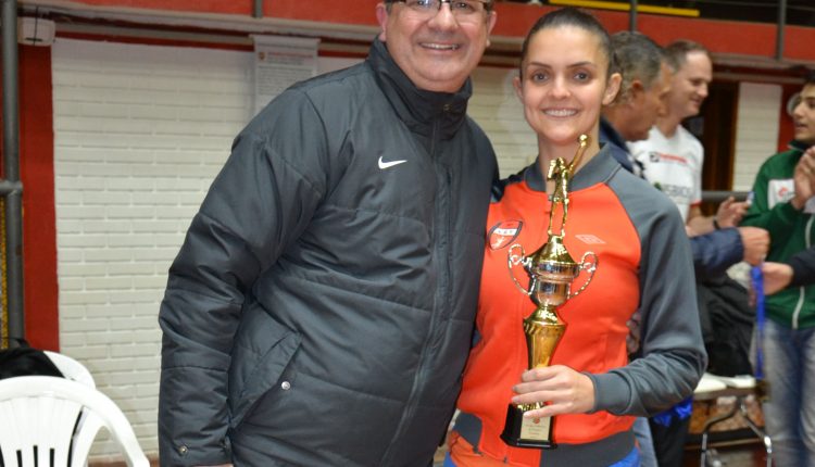 Vice-presidente Lauri Pavan entrega taÃ§a do 3Âº lugar para a capitÃ£ da equipe A.E.V. URI Erechim (1)