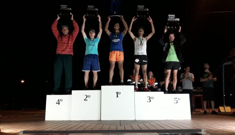 P¾dio ClassificaþÒo Geral Masculino – Corrida Noturna 100 Anos Cidade de Erechim – 08 dez 2018 – Praþa Jayme Lago – CrÚditos de Depto. de Esportes
