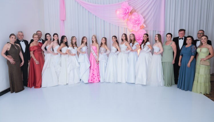 Debutantes com a Rainha e a diretoria do Clube