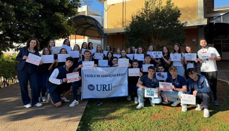 Estudantes com cartazes que contemplassem em uma frase, o seguinte tema 3 words that most inspire you