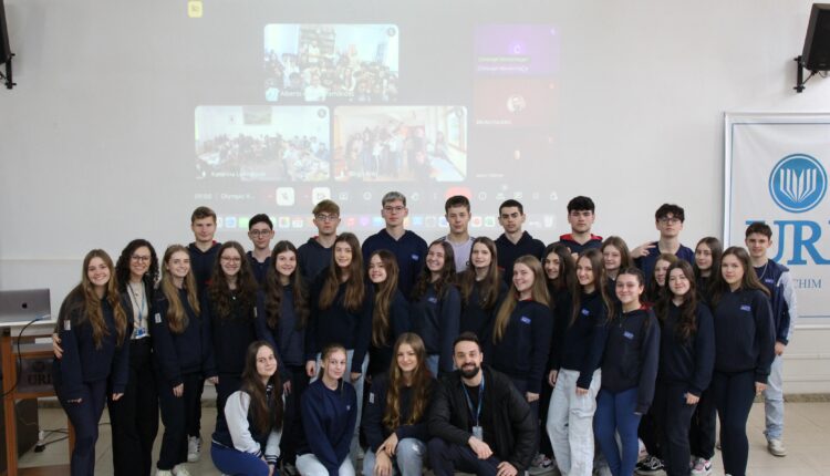 Estudantes do Ensino Médio e Professores ao final da Opening Ceremony