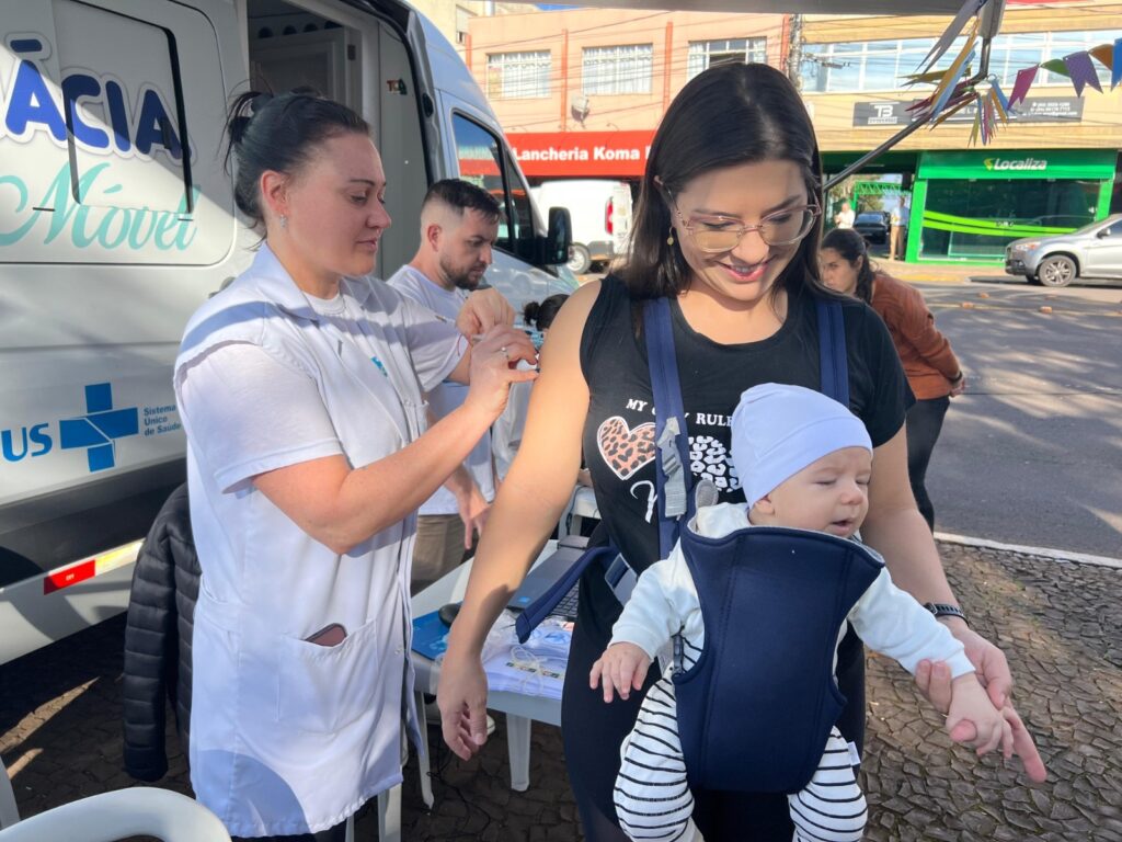 Arraiá da Vacinação reúne famílias, promove lazer e amplia a imunização contra a gripe em Erechim